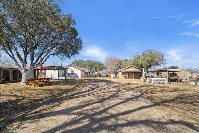 310 & 312 E Sullivan St, Skidmore, TX 78389