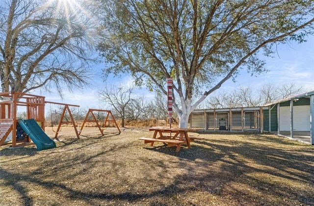 310 & 312 E Sullivan St, Skidmore, TX 78389