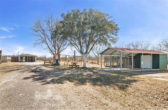 310 & 312 E Sullivan St, Skidmore, TX 78389