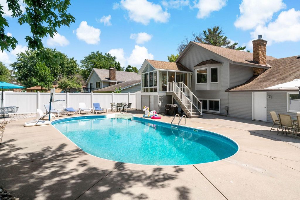 1016 Westview Drive, Farmington, MN 55024