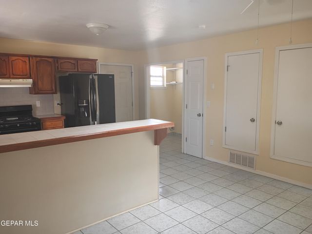 695 FRAY VARGAS Court, Socorro, TX 79927