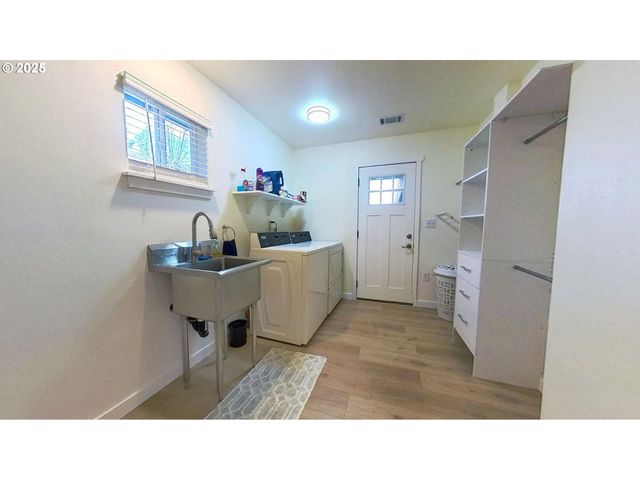 575 CEDAR St, Sutherlin, OR 97479