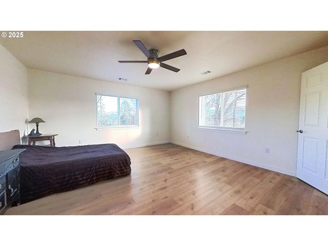 575 CEDAR St, Sutherlin, OR 97479