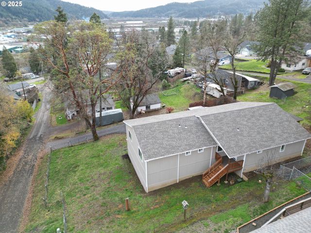 575 CEDAR St, Sutherlin, OR 97479
