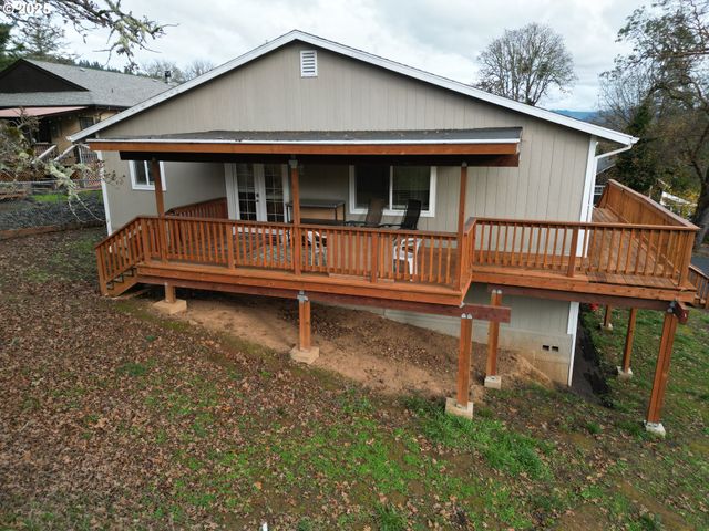 575 CEDAR St, Sutherlin, OR 97479
