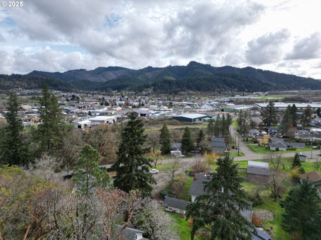 575 CEDAR St, Sutherlin, OR 97479