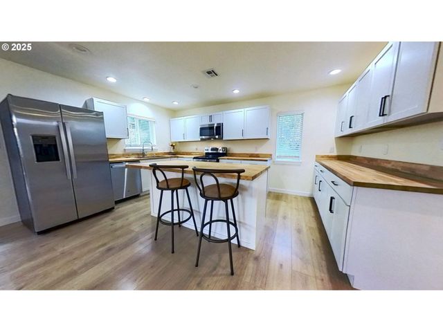 575 CEDAR St, Sutherlin, OR 97479