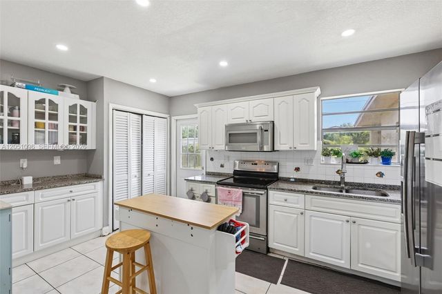 250 N 66th Ave, Hollywood, FL 33024