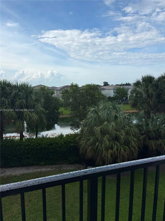 1021 Crystal Lake Dr 304, Deerfield Beach, FL 33064