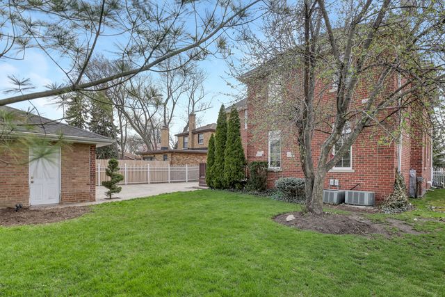 8105 N Oconto Avenue, Niles, IL 60714