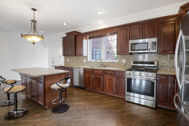 8105 N Oconto Avenue, Niles, IL 60714