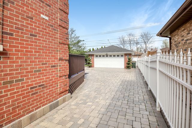 8105 N Oconto Avenue, Niles, IL 60714