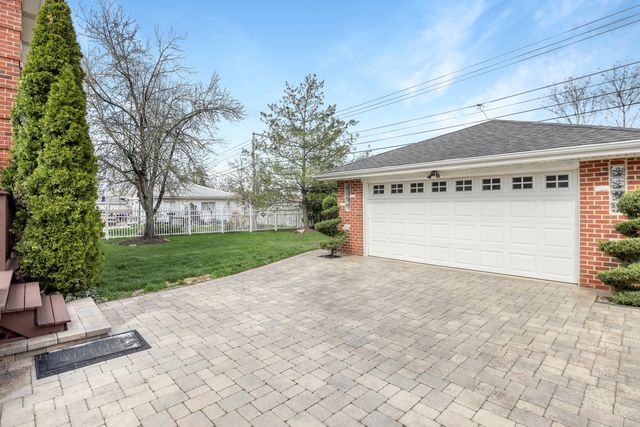 8105 N Oconto Avenue, Niles, IL 60714