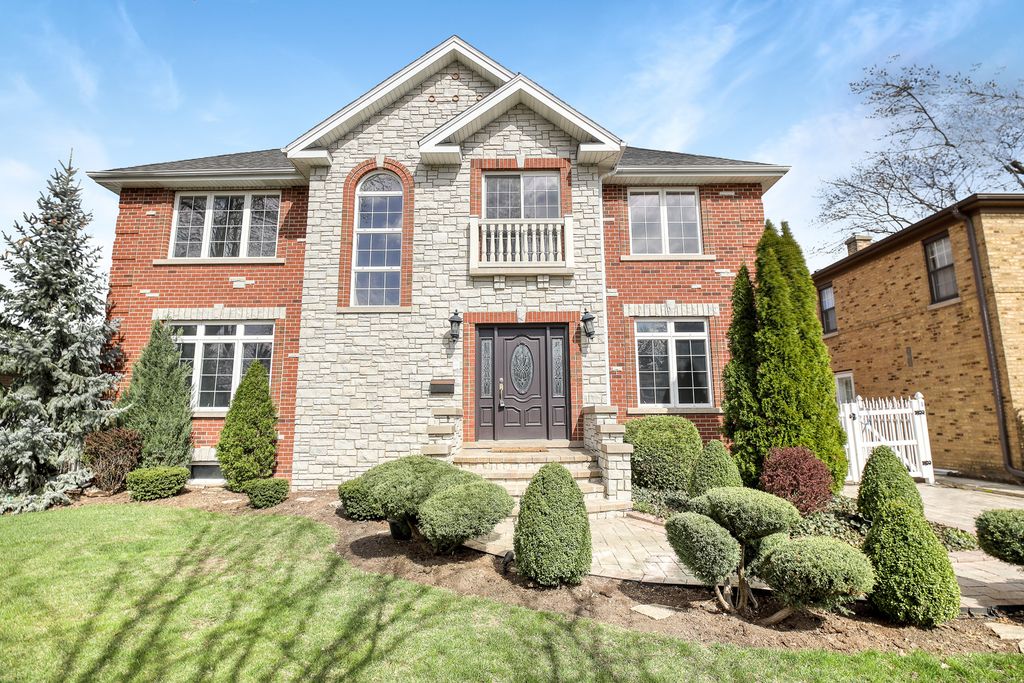8105 N Oconto Avenue, Niles, IL 60714