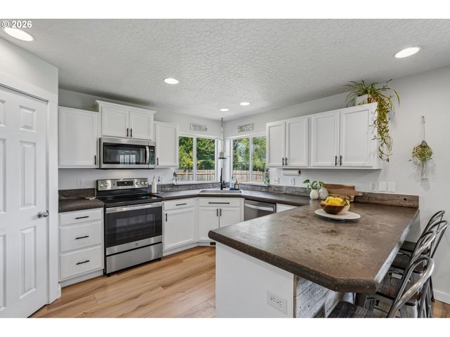 411 S MAPLE Ave, Yacolt, WA 98675