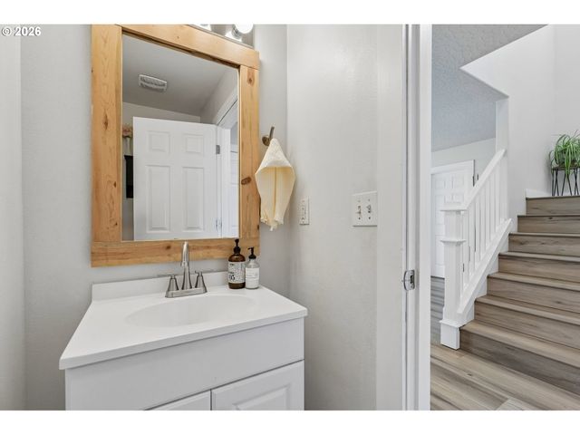 411 S MAPLE Ave, Yacolt, WA 98675