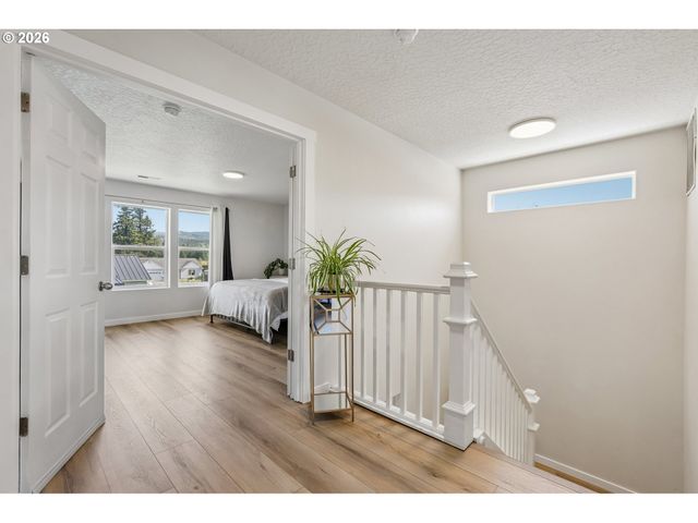 411 S MAPLE Ave, Yacolt, WA 98675
