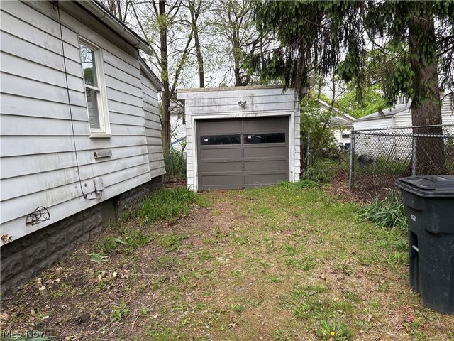 945 Davis Street, Akron, OH 44310