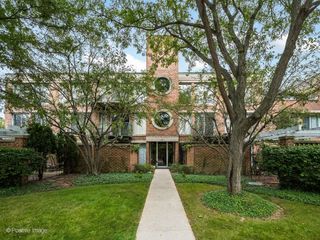 6040 Arbor Lane 102, Northfield, IL 60093