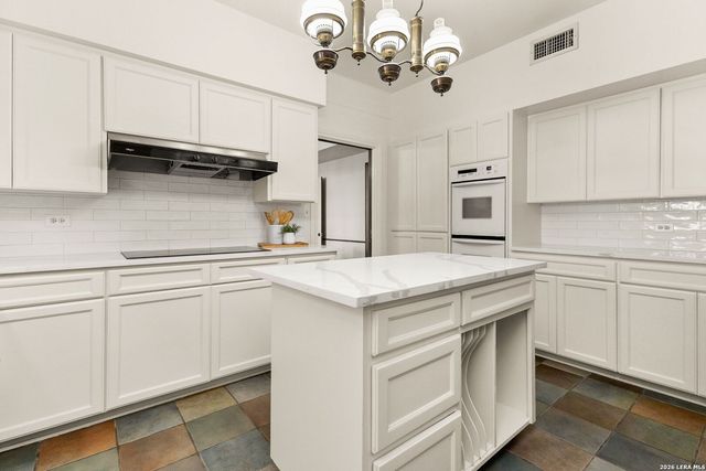 107 CAS HILLS DR, Castle Hills, TX 78213