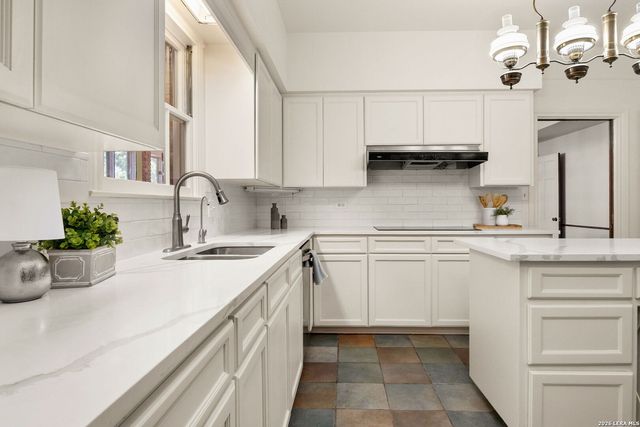 107 CAS HILLS DR, Castle Hills, TX 78213
