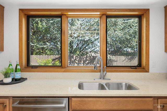 107 S Oakhurst Way, Boise, ID 83709