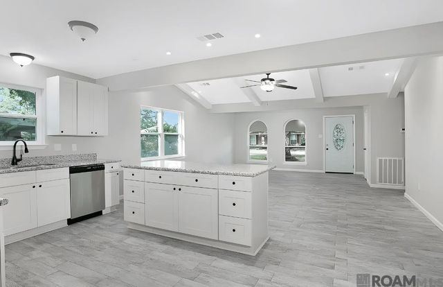 26148 Fallen Oaks Dr, Denham Springs, LA 70726