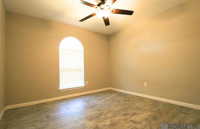 26148 Fallen Oaks Dr, Denham Springs, LA 70726