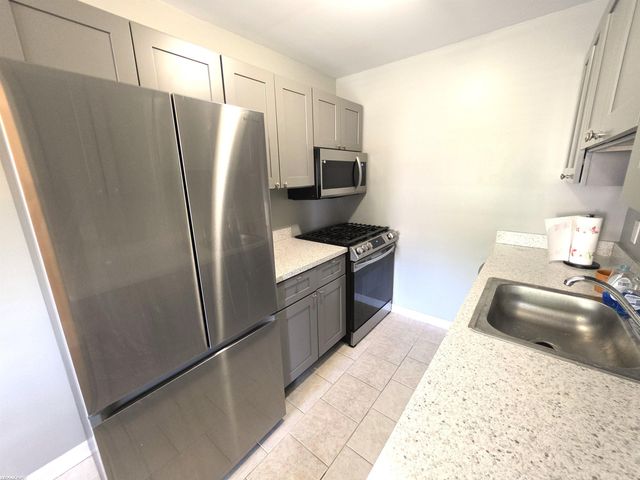17438 Utica Oaks Lane, Roseville, MI 48066