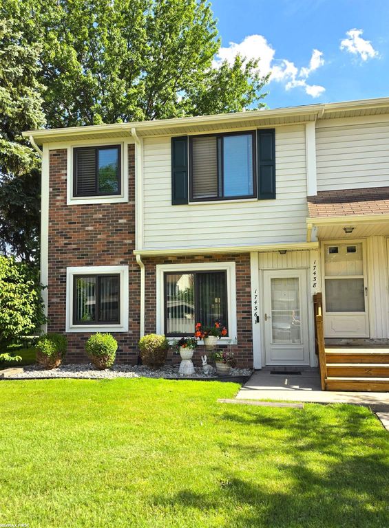 17438 Utica Oaks Lane, Roseville, MI 48066