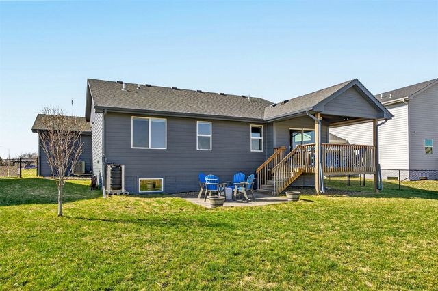 425 SE Esker Ridge Drive, Waukee, IA 50263