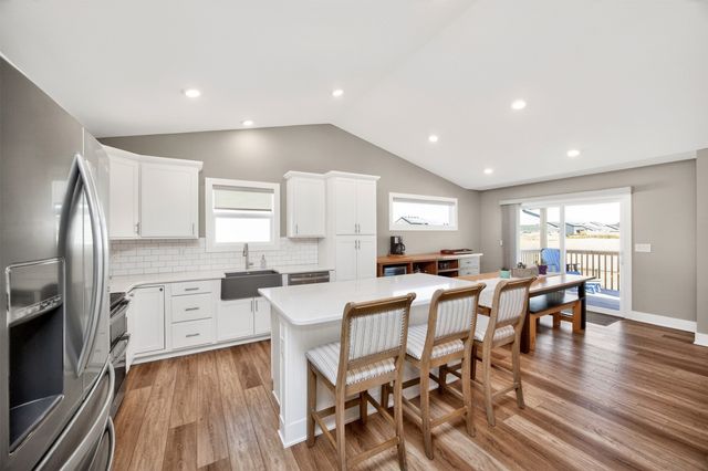 425 SE Esker Ridge Drive, Waukee, IA 50263