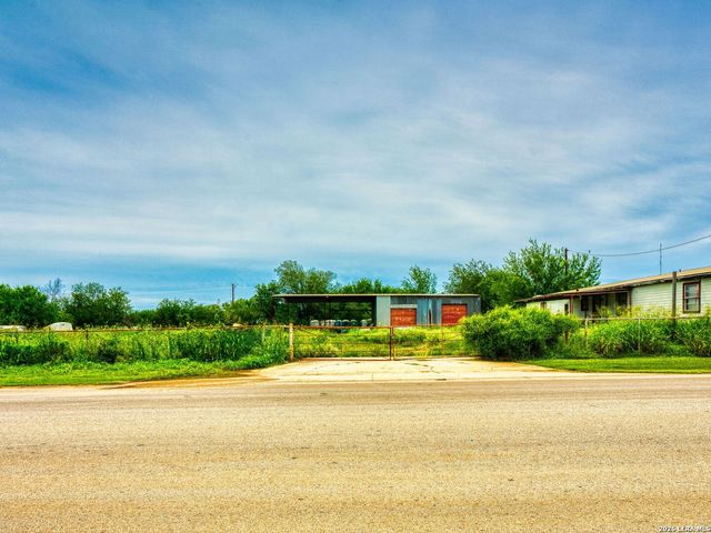 1507 Jourdanton Ave, Jourdanton, TX 78026
