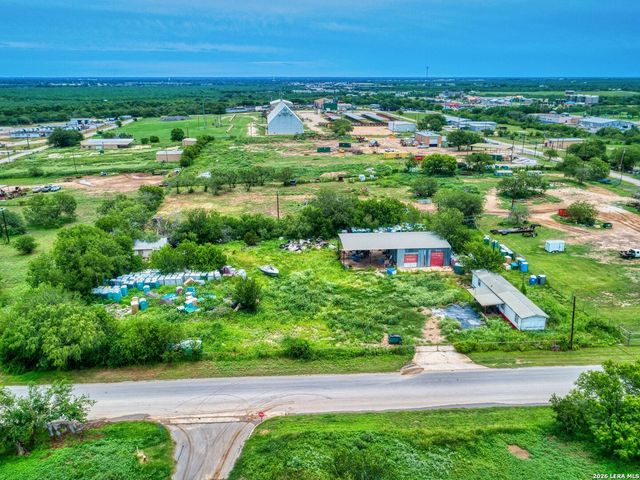 1507 Jourdanton Ave, Jourdanton, TX 78026