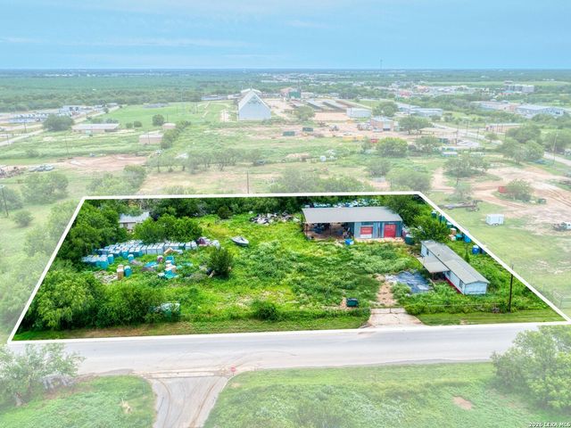 1507 Jourdanton Ave, Jourdanton, TX 78026