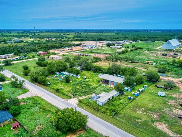 1507 Jourdanton Ave, Jourdanton, TX 78026
