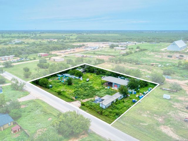 1507 Jourdanton Ave, Jourdanton, TX 78026