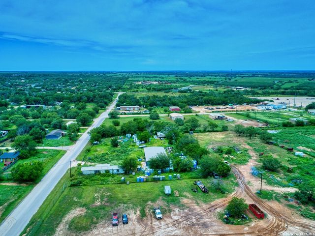 1507 Jourdanton Ave, Jourdanton, TX 78026