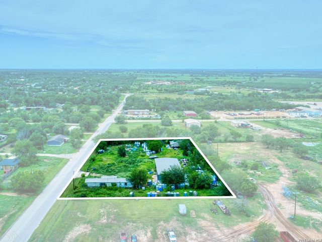 1507 Jourdanton Ave, Jourdanton, TX 78026