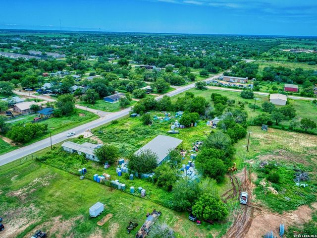 1507 Jourdanton Ave, Jourdanton, TX 78026