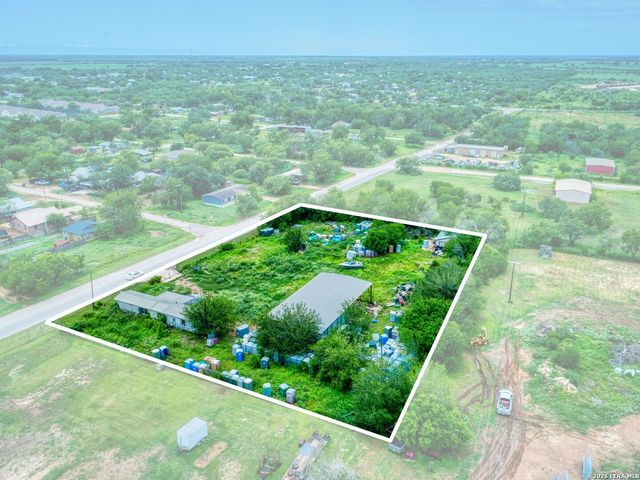 1507 Jourdanton Ave, Jourdanton, TX 78026