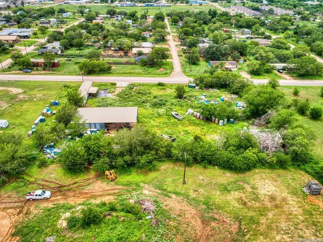 1507 Jourdanton Ave, Jourdanton, TX 78026