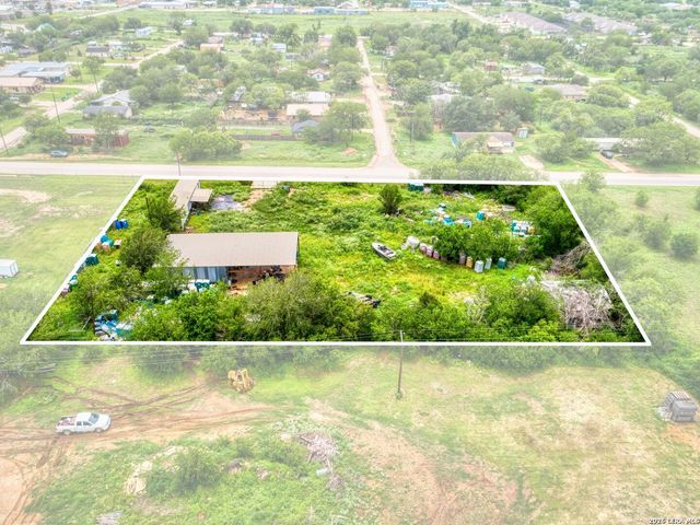 1507 Jourdanton Ave, Jourdanton, TX 78026