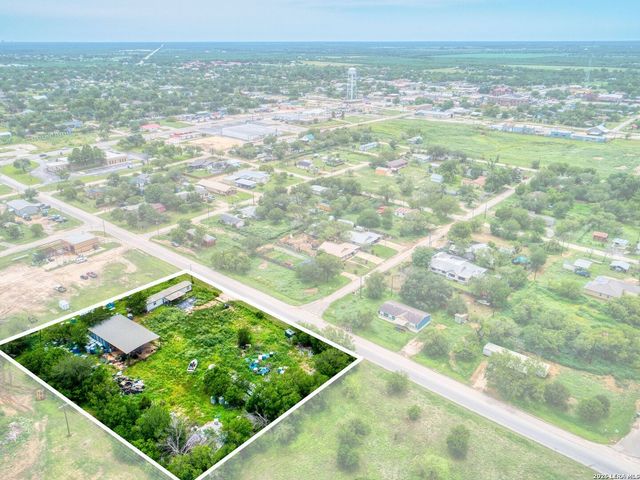 1507 Jourdanton Ave, Jourdanton, TX 78026