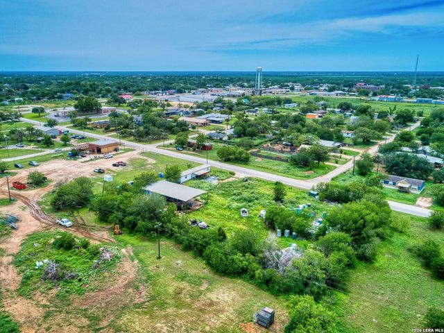 1507 Jourdanton Ave, Jourdanton, TX 78026