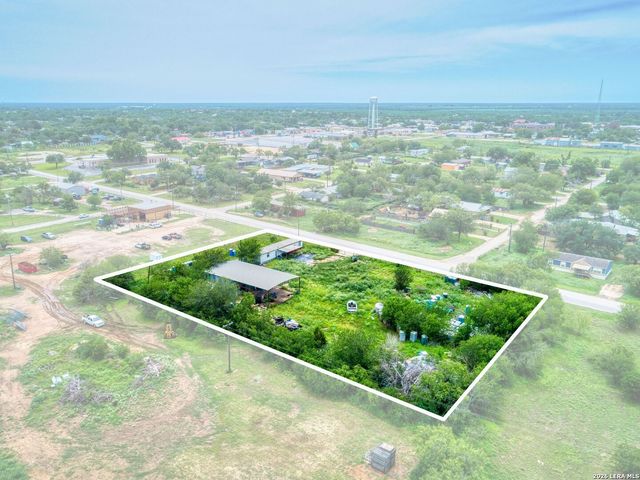 1507 Jourdanton Ave, Jourdanton, TX 78026