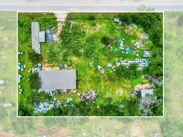 1507 Jourdanton Ave, Jourdanton, TX 78026