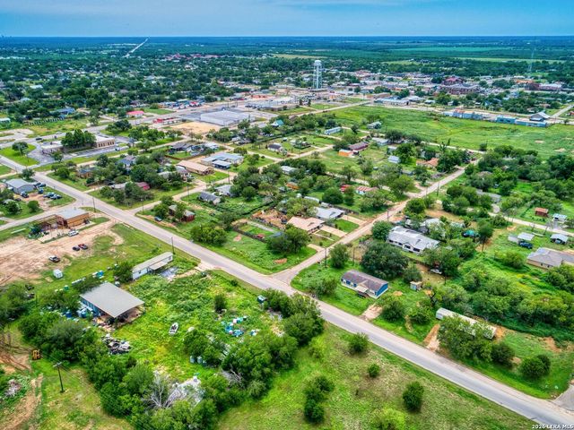 1507 Jourdanton Ave, Jourdanton, TX 78026