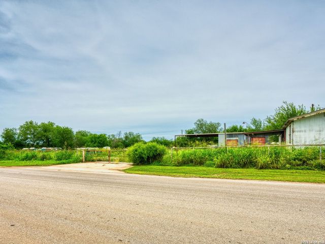 1507 Jourdanton Ave, Jourdanton, TX 78026