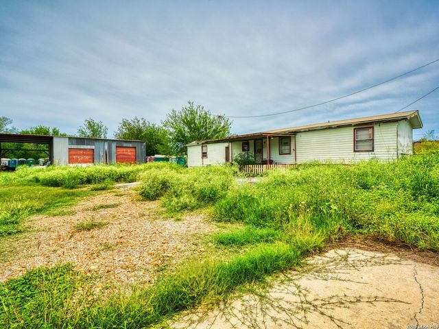 1507 Jourdanton Ave, Jourdanton, TX 78026